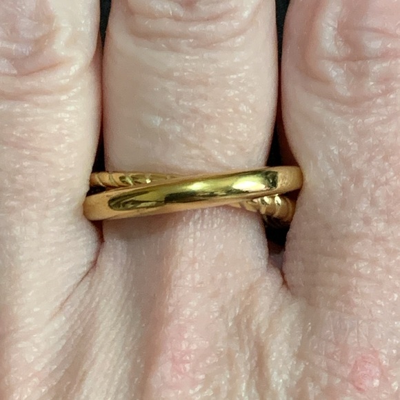 Gold tone interlocking band ring size 7.5 - Picture 4 of 4